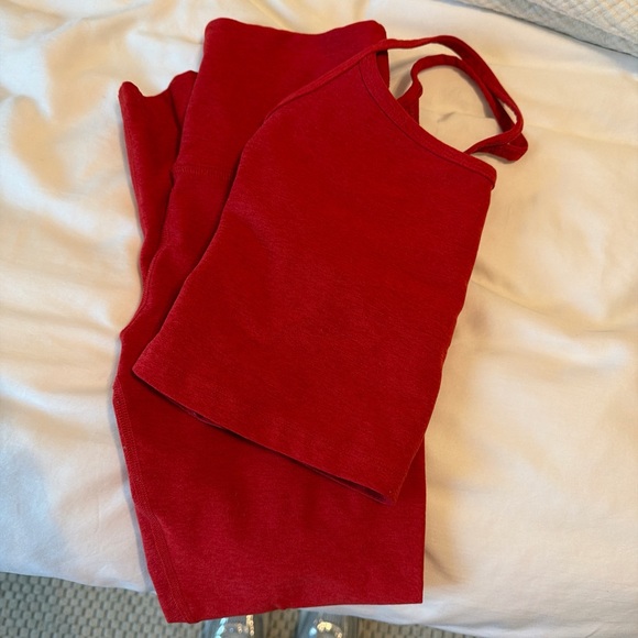 Beyond Yoga Red Crop Top and leggings - Picture 2 of 2